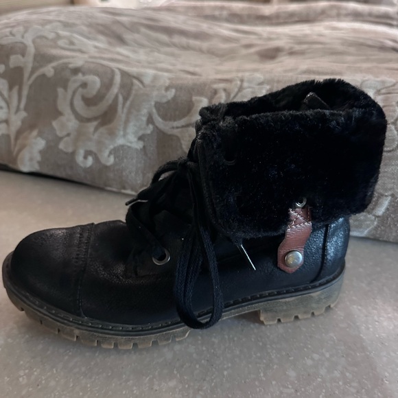 Cute Roxy boots. Faux fur lined size 6.5 - Picture 3 of 6